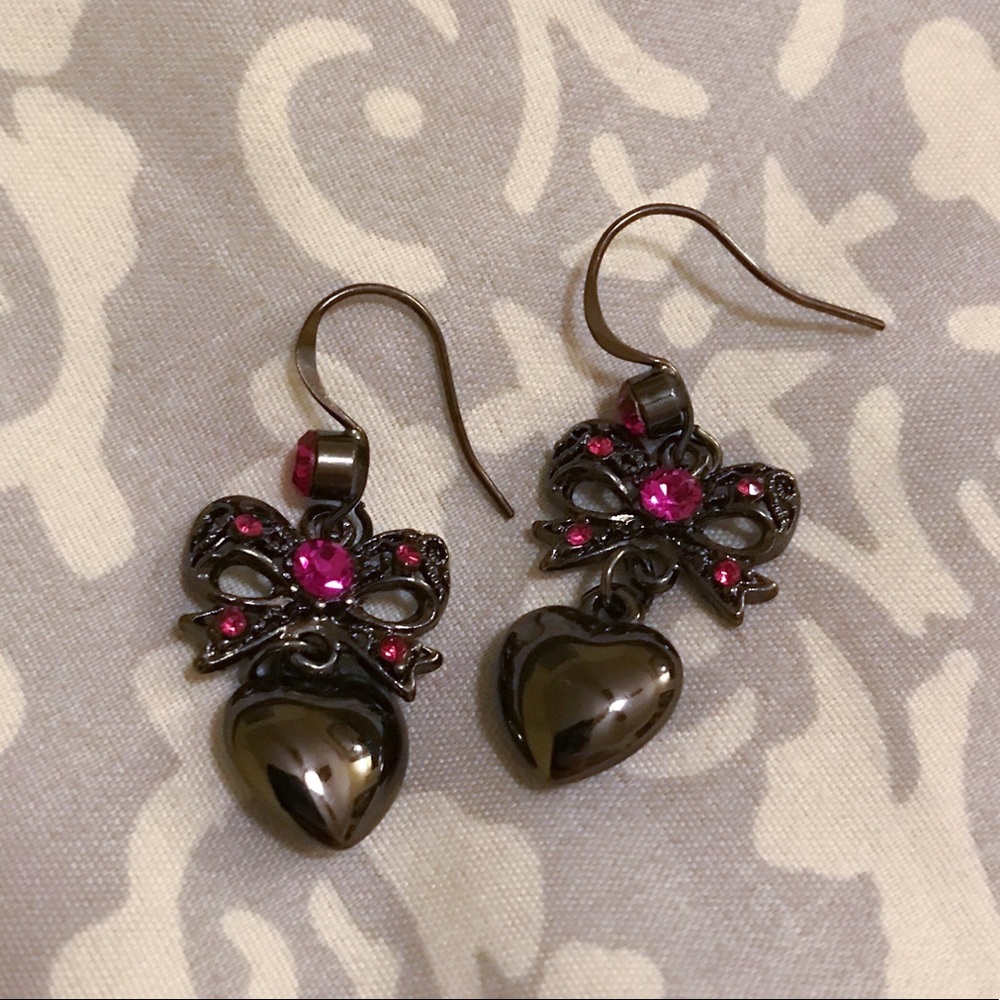 y2k heart with bow earrings in black and hot pink